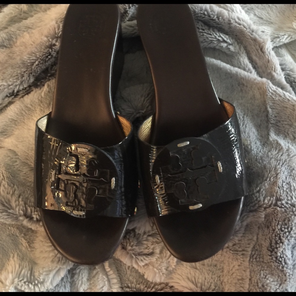 Tory Burch wedge dark brown patent leather 8.5, missing one pin